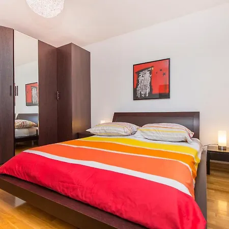 Tia Apartment *