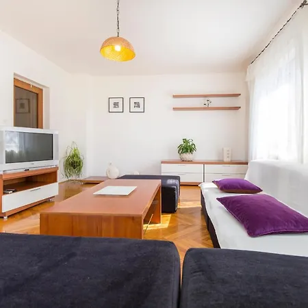 Tia Apartment *